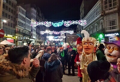Alumbrado de Carnaval en Vigo con centro decorativo La Bauta